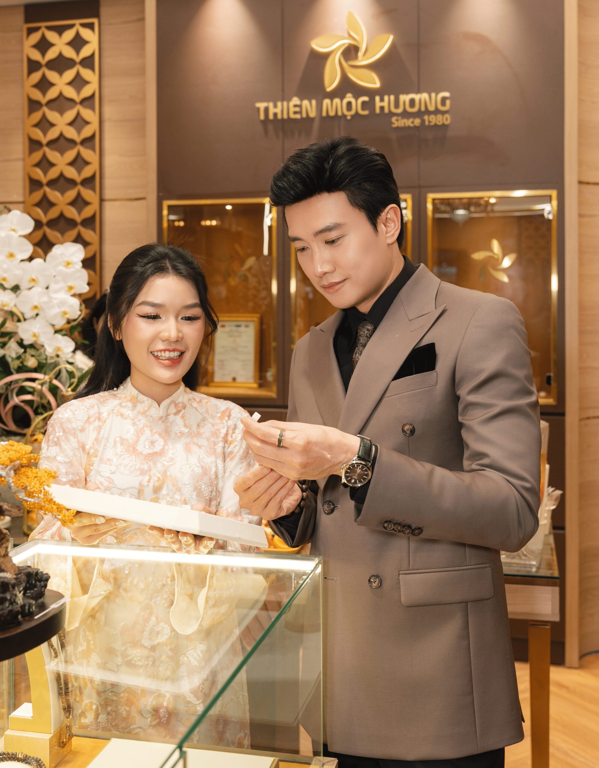 Diễn viên Quốc Trường trải nghiệm sản phẩm trầm hương tại sự kiện