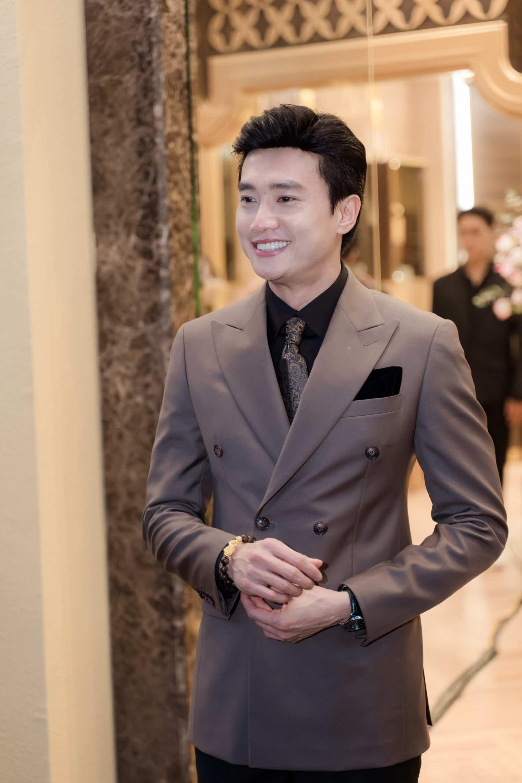 Quốc Trường xuất hiện lịch lãm cùng vòng tay trầm hương Thiên Mộc Hương