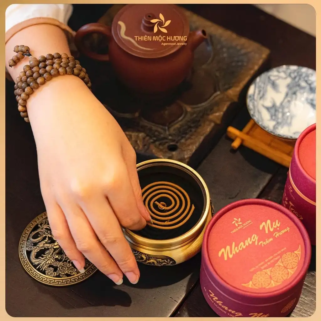 Người dùng nên duy trì thói quen đốt trầm hương hàng ngày vì hương thơm tự nhiên không chỉ thanh lọc không gian, nâng cao sức khỏe, giúp tinh thần an yên mà còn mang đến may mắn