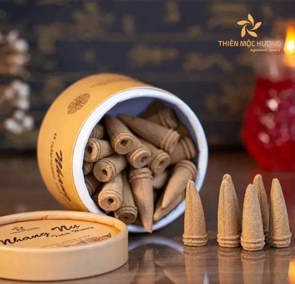 Người dùng thường mắc sai lầm khi đốt trầm hương như sử dụng quá nhiều, chọn loại kém chất lượng hoặc đốt trong phòng kín, khiến sức khỏe và sự an toàn của gia đình bị ảnh hưởng