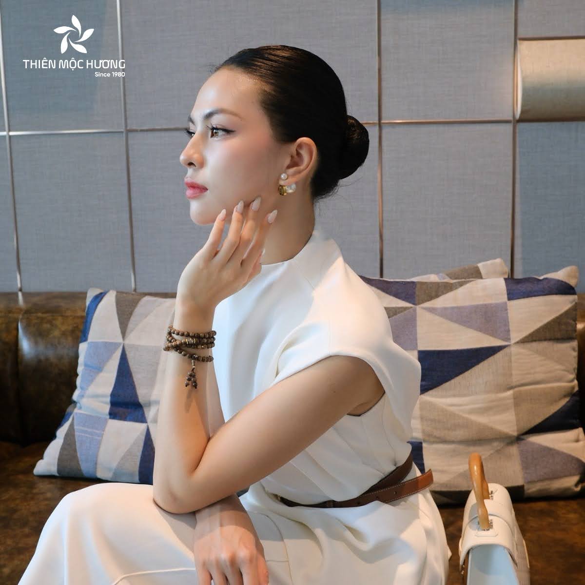 Người mệnh Hỏa đeo vòng trầm hương sẽ nhận được năng lượng bổ trợ từ Mộc, đồng thời thu hút may mắn, cân bằng cảm xúc và giữ sự bình tĩnh trong cuộc sống hàng ngày