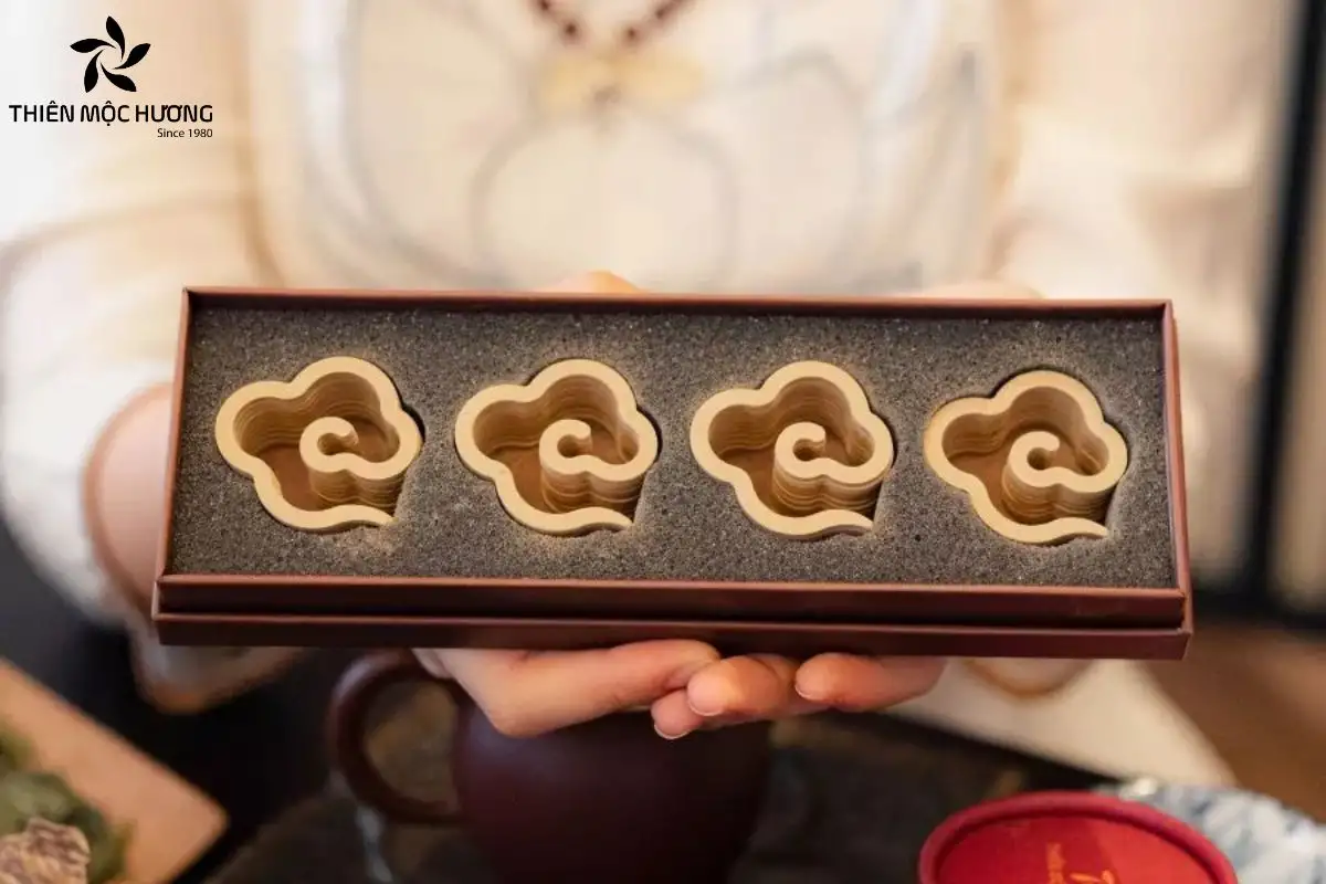 Nhang Trầm Hương Vân Mây Cao Cấp làm từ trầm nguyên chất, tỏa hương sâu lắng giúp thanh lọc không khí và tạo không gian trang nghiêm