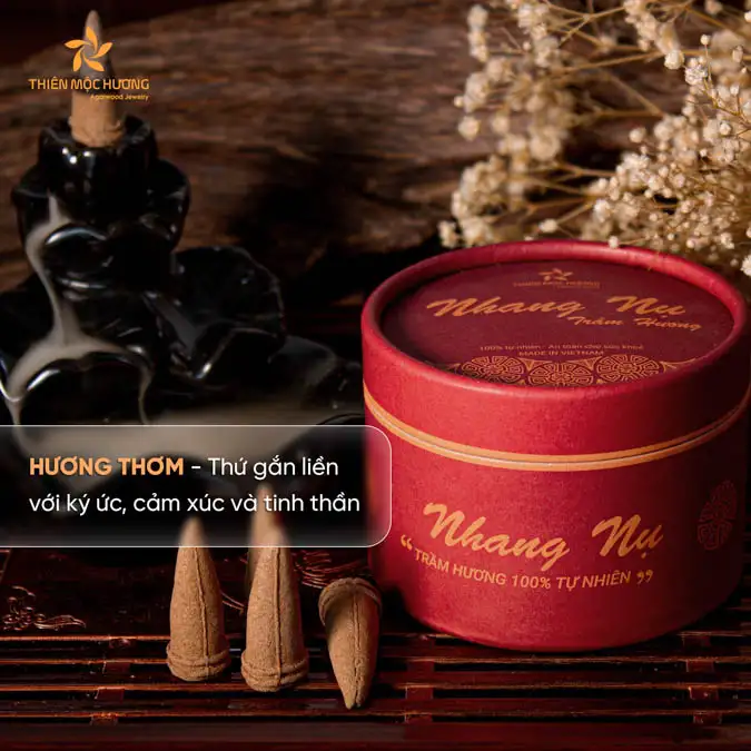 Nụ Trầm Hương Xông Nhà 16 Năm Cao Cấp được làm từ trầm nguyên chất lâu năm, tỏa hương ấm dịu giúp khử uế khí, làm trong lành bầu không gian và mang đến cảm giác dễ chịu
