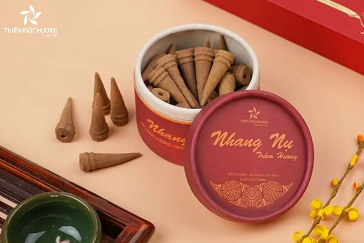 Nụ trầm hương Thiên Mộc Hương hội tụ tinh hoa từ trầm tích tự nhiên lâu năm và nguyên liệu thuần khiết, mang đến hương thơm sâu lắng, an toàn và phù hợp cho không gian sống thanh tịnh