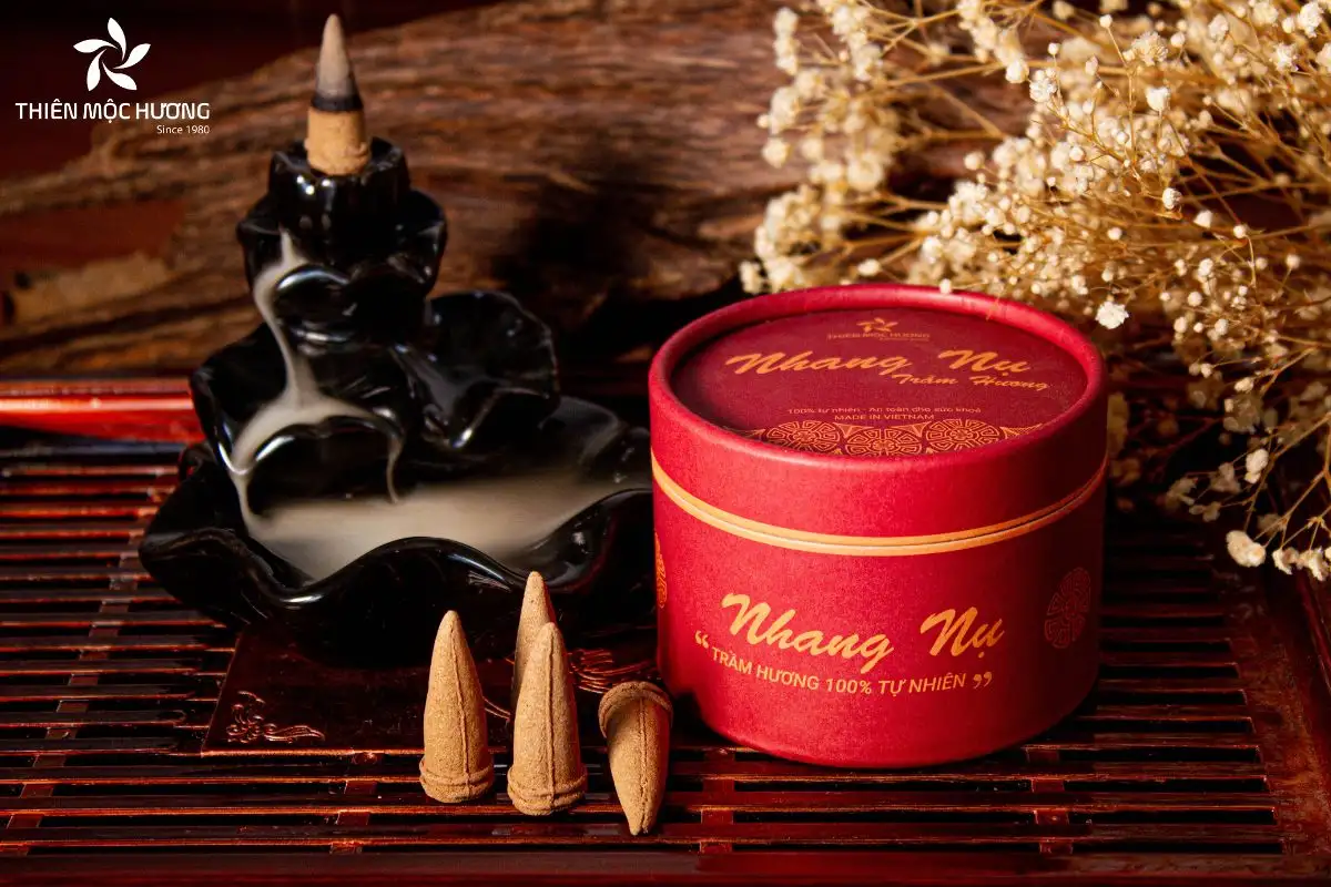Nhang Nụ Trầm Hương cao cấp của Thiên Mộc Hương chinh phục người sành trầm bằng hương thơm sang trọng, tinh khiết và khả năng lưu hương bền bỉ suốt nhiều giờ liền
