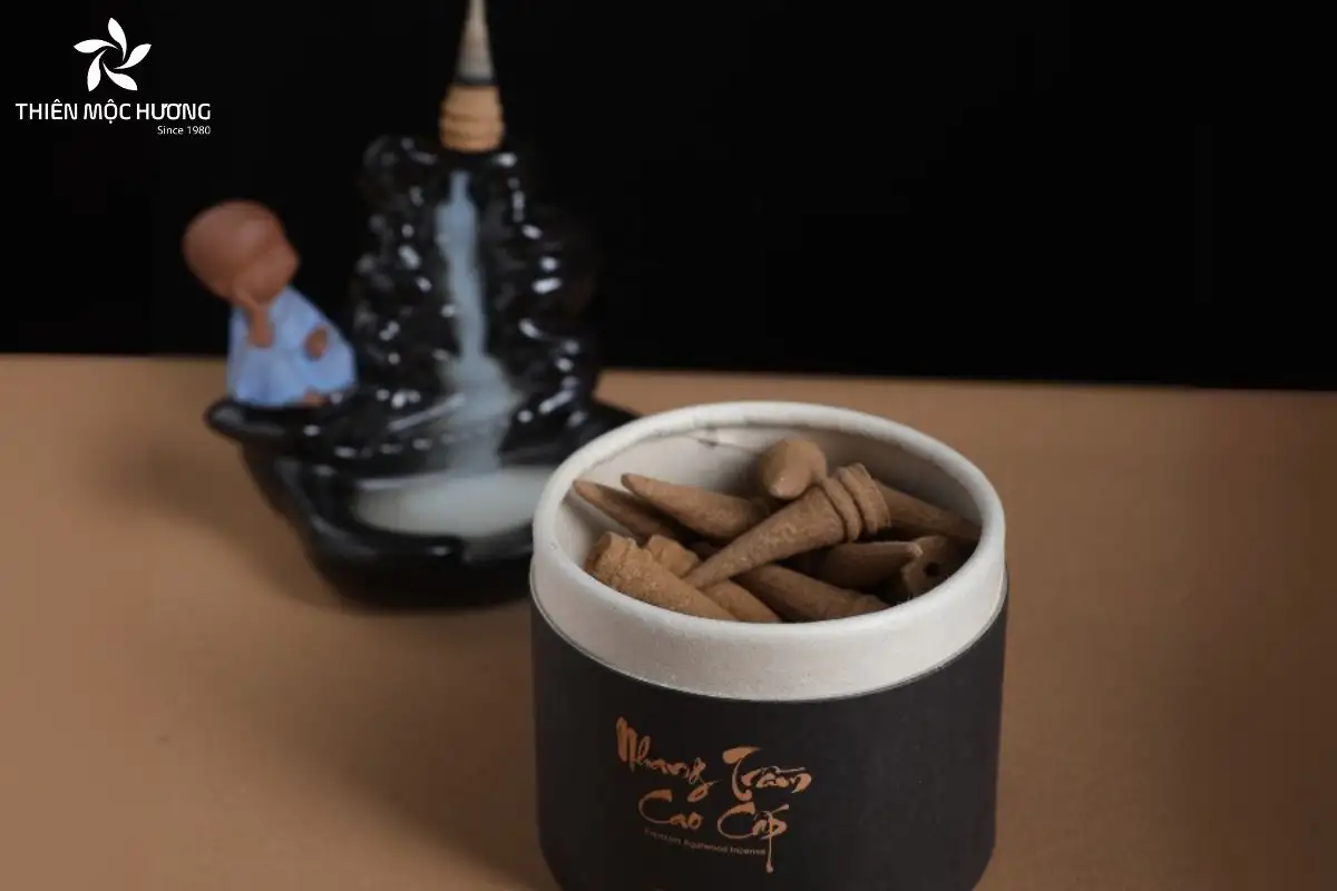 Nhang Nụ Trầm Hương đặc biệt mang hương thơm trầm sâu, cuốn hút từ trầm hương quý hiếm 25-35 năm tuổi, giúp người dùng thư giãn tinh thần, lưu hương bền lâu và hỗ trợ chiêu tài, dẫn lộc
