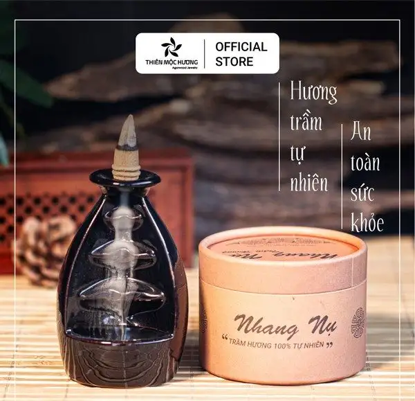 Nụ trầm hương thật có màu nâu tự nhiên, hương thơm dịu nhẹ và khói thanh khiết, trong khi loại giả thường bốc mùi hắc, gây cay mắt
