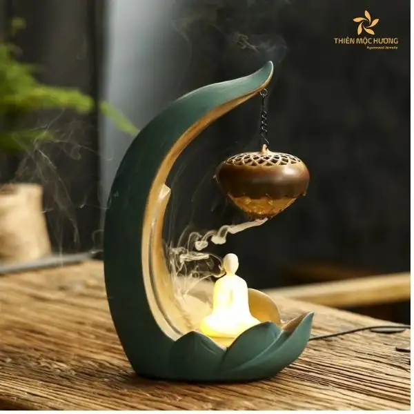 Thác khói trầm hương cao cấp làm từ gốm sứ bền đẹp, vừa mang hương thơm thư thái và năng lượng cân bằng, vừa là vật phẩm phong thủy sang trọng thu hút vượng khí