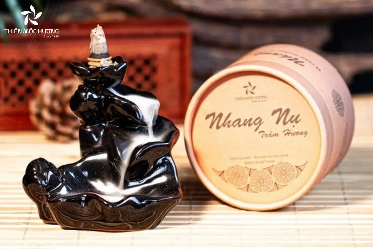 Thác khói trầm hương Nhị Sen với thiết kế hoa sen thanh khiết không chỉ mang giá trị phong thủy ý nghĩa mà còn tạo làn khói ba tầng bồng bềnh, đem lại sự thư thái và an nhiên