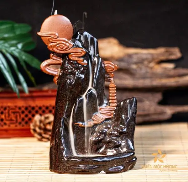 Thác Khói Trầm Hương Thác Nước mang hình ảnh khói hai tầng hòa cùng ánh trăng và mây núi huyền ảo, giúp bạn vừa thư giãn vừa tạo không gian an lành, tràn đầy năng lượng tích cực
