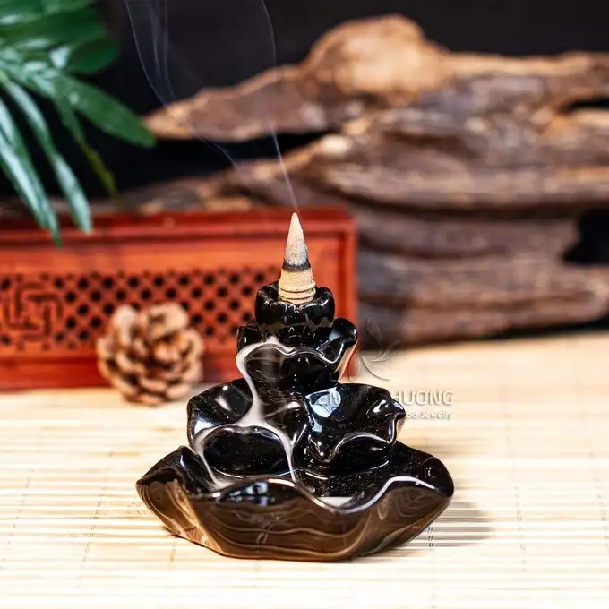 Người dùng nên đặt thác khói trầm hương cao cấp ở vị trí cao, dễ nhìn và hợp phong thủy để thu hút năng lượng tích cực, đồng thời tránh những nơi u ám hoặc xung đột năng lượng