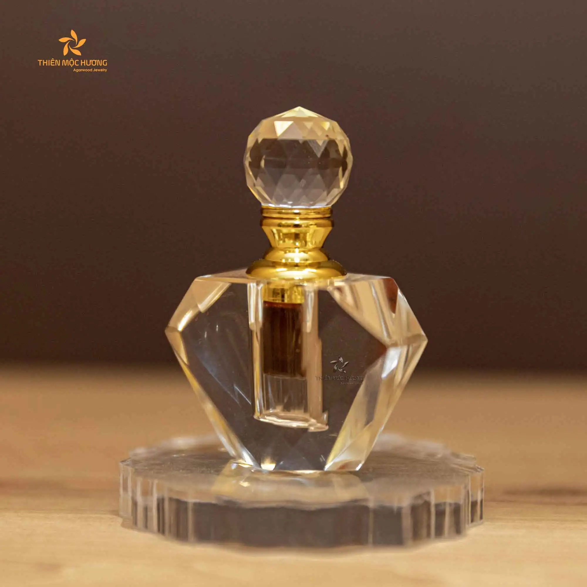 Tinh dầu trầm hương làm sạch không khí, khử mùi khó chịu và thanh tẩy năng lượng tiêu cực, mang lại cảm giác thư giãn và bình yên cho không gian sống