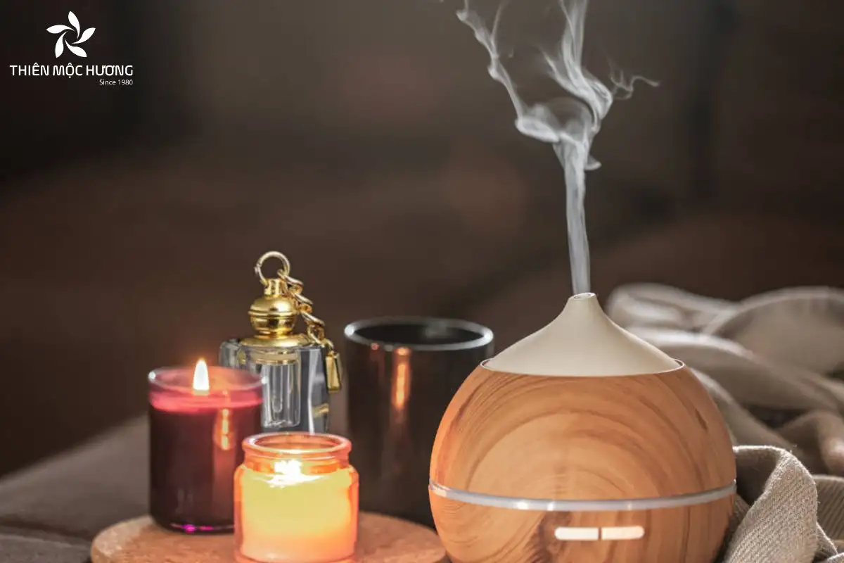 Người dùng có thể tận dụng phương pháp xông hương với tinh dầu trầm Thiên Mộc Hương, để hương thơm lan tỏa khắp phòng, mang lại không gian thư giãn và thanh tịnh.