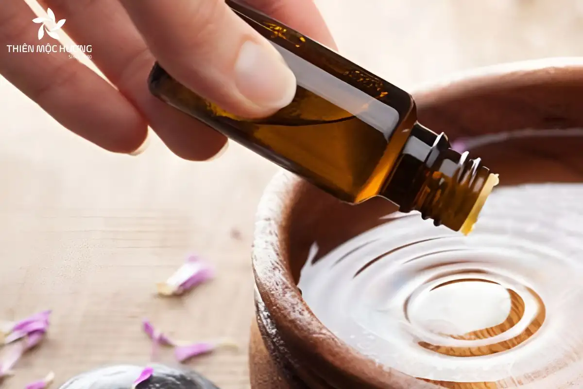 Bạn có thể pha loãng tinh dầu trầm Thiên Mộc Hương vào nước ấm để tắm hoặc rửa mặt, giúp thư giãn toàn thân, chăm sóc da và cải thiện lưu thông máu tự nhiên