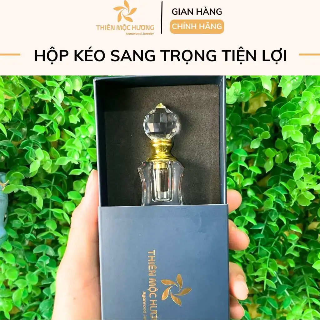 Người dùng nên bảo quản tinh dầu trầm hương hiệu quả bằng cách để nơi khô ráo, sử dụng chai thủy tinh tối màu, đậy kín nắp, tránh nhiệt độ khắc nghiệt và kiểm tra định kỳ để giữ nguyên mùi thơm và chất lượng