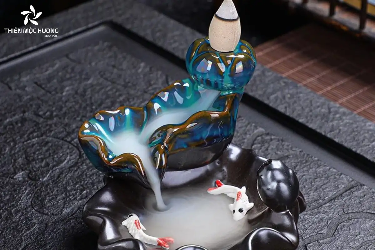 Trầm hương đốt Thiên Mộc Hương mang hương thơm thuần khiết, lan tỏa ấm áp và được sử dụng cùng dụng cụ phù hợp để giữ trọn giá trị, an toàn và thẩm mỹ