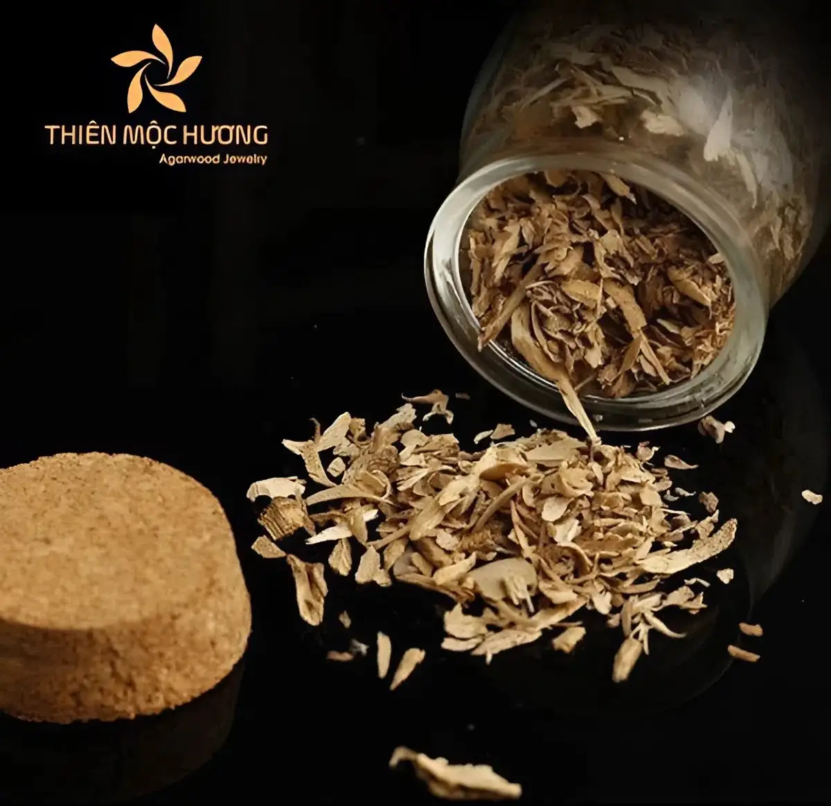 Trầm hương miếng giá 150 nghìn - 1,2 triệu VNĐ, giữ dáng tự nhiên, hương bền ấm dịu và được chuộng nhờ khả năng thanh lọc cùng giá trị phong thủy