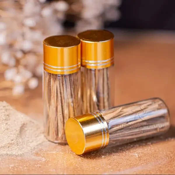 Tăm trầm hương giá khoảng 2,5 triệu VNĐ/lọ, nhỏ gọn tiện dụng, lưu hương ấm thuần khiết và giữ trọn giá trị trầm tự nhiên