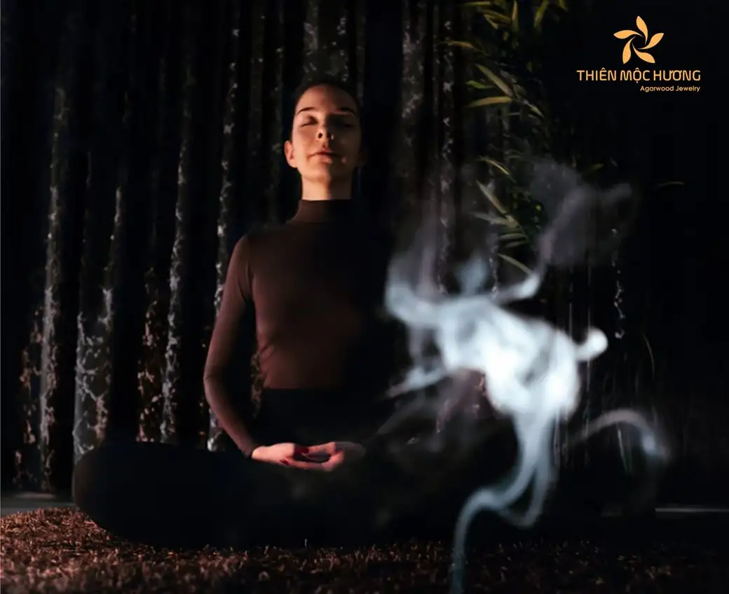 Đốt trầm hương mang lại hương thơm ấm dịu, giúp thanh lọc không khí, xua mùi khó chịu, hỗ trợ thư giãn, cải thiện giấc ngủ và đem đến giá trị phong thủy lẫn lợi ích sức khỏe