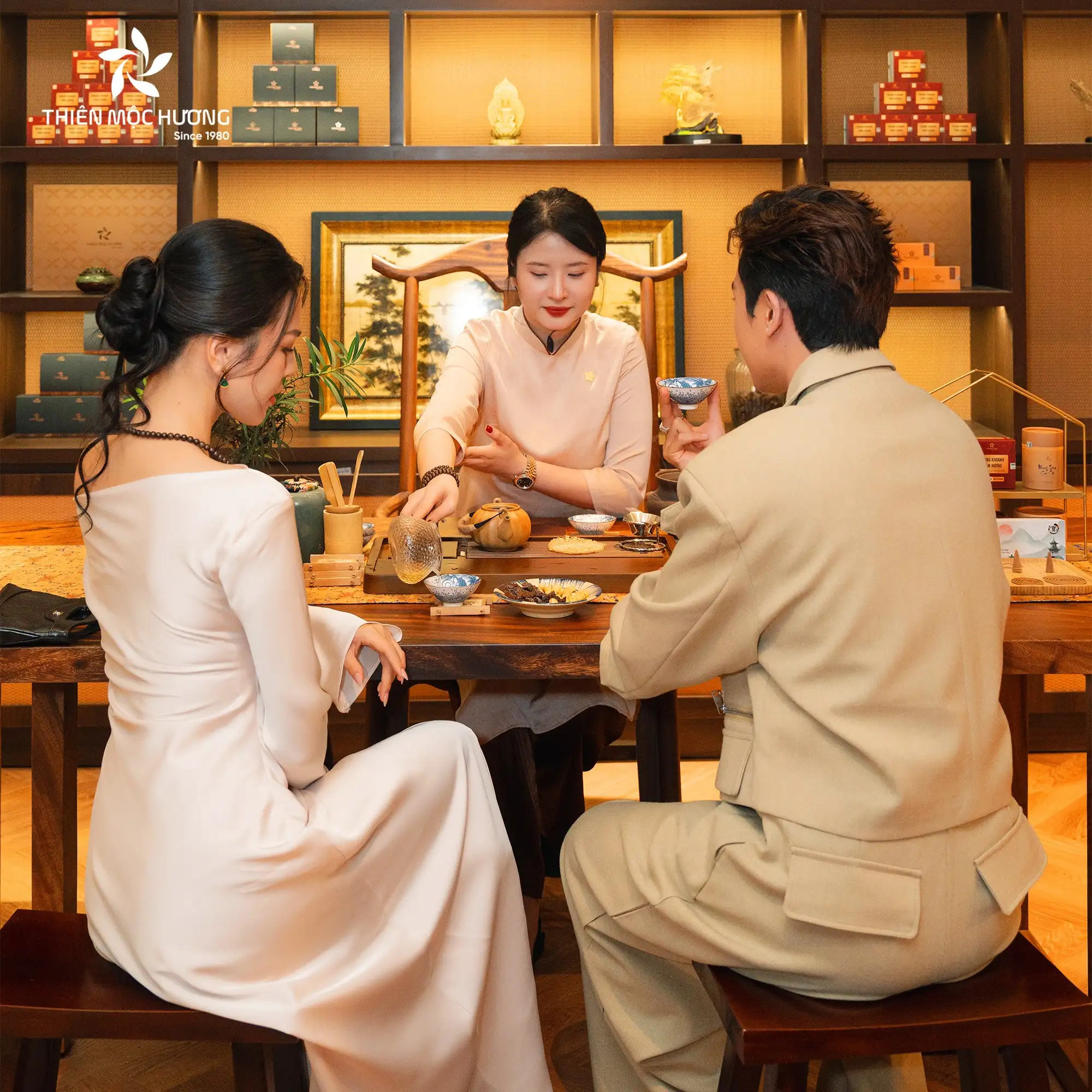 Việc đeo vòng tay ngũ sắc giúp người dùng lan tỏa năng lượng thiện lành, từ đó thu hút những mối quan hệ tích cực và gắn kết ý nghĩa trong cả công việc lẫn đời sống