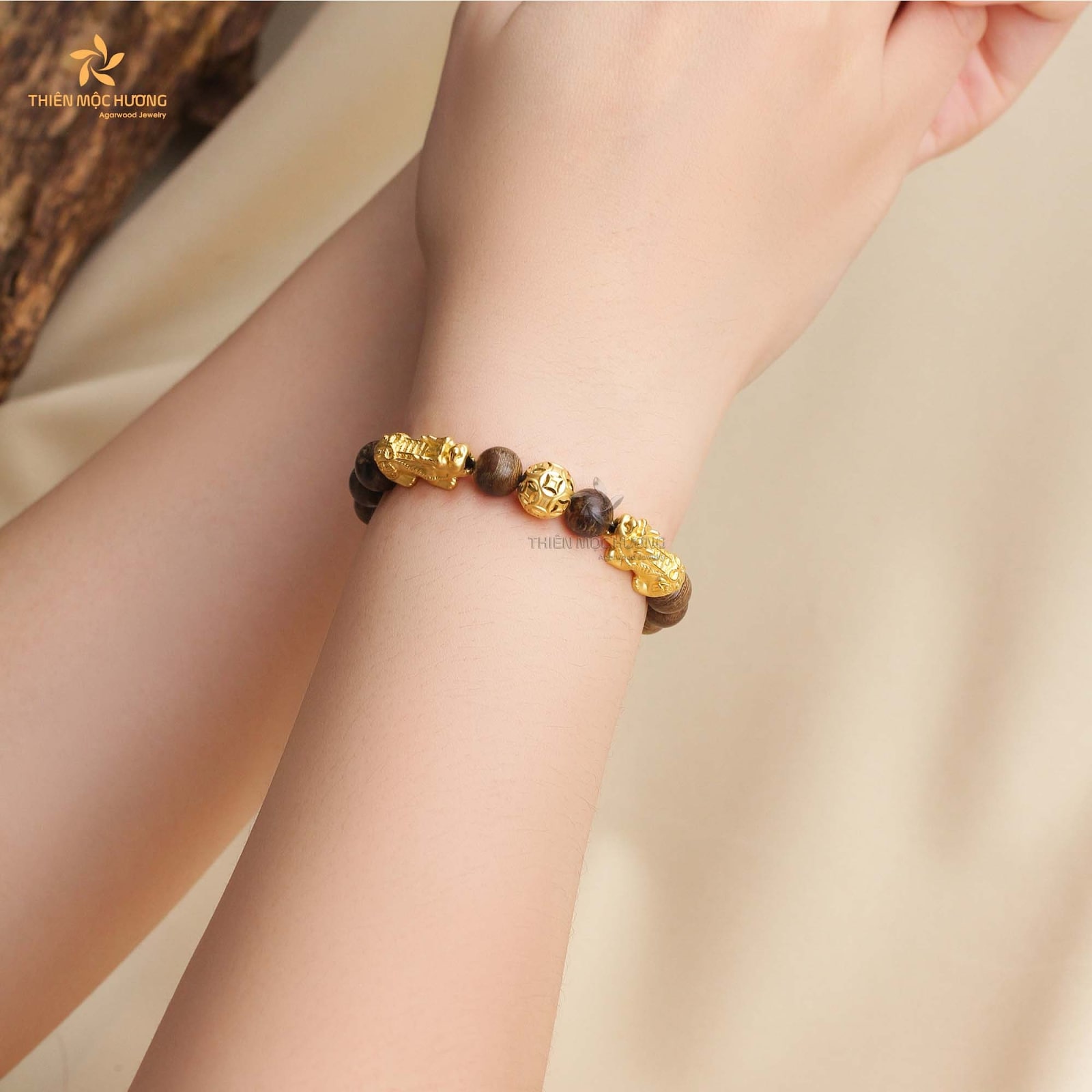 Vòng tay trầm hương 21 hạt phù hợp với mọi mệnh trong ngũ hành, kết hợp Charm đá tương