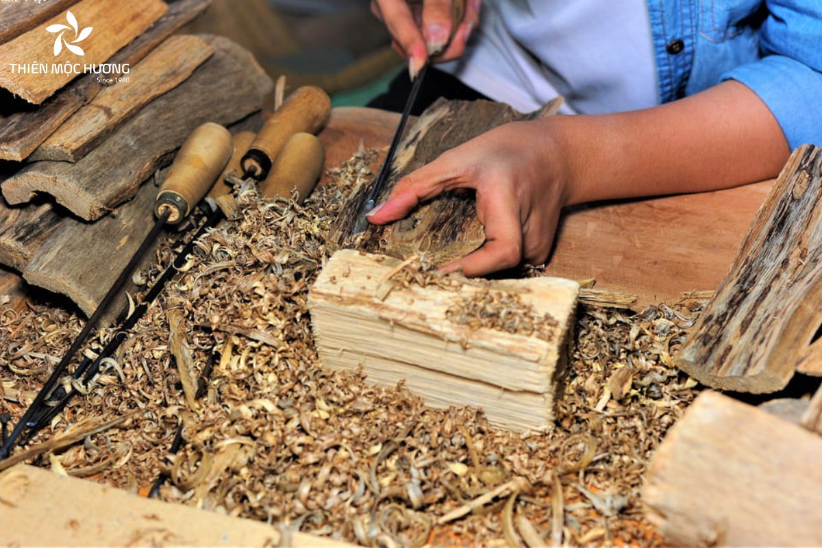 Quy trình sản xuất bột trầm hương đảm bảo sự tỉ mỉ từ khâu chọn gỗ, làm sạch, nghiền mịn cho đến việc giữ trọn tinh dầu tự nhiên, giúp sản phẩm thành phẩm vừa tinh khiết vừa an toàn