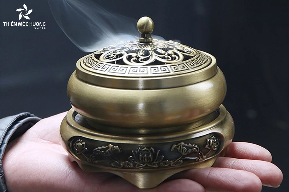Người dùng có thể tận dụng lư trầm với than hồng không khói để rắc bột trầm lên, tạo làn hương dịu nhẹ cùng hiệu ứng nghệ thuật tinh tế