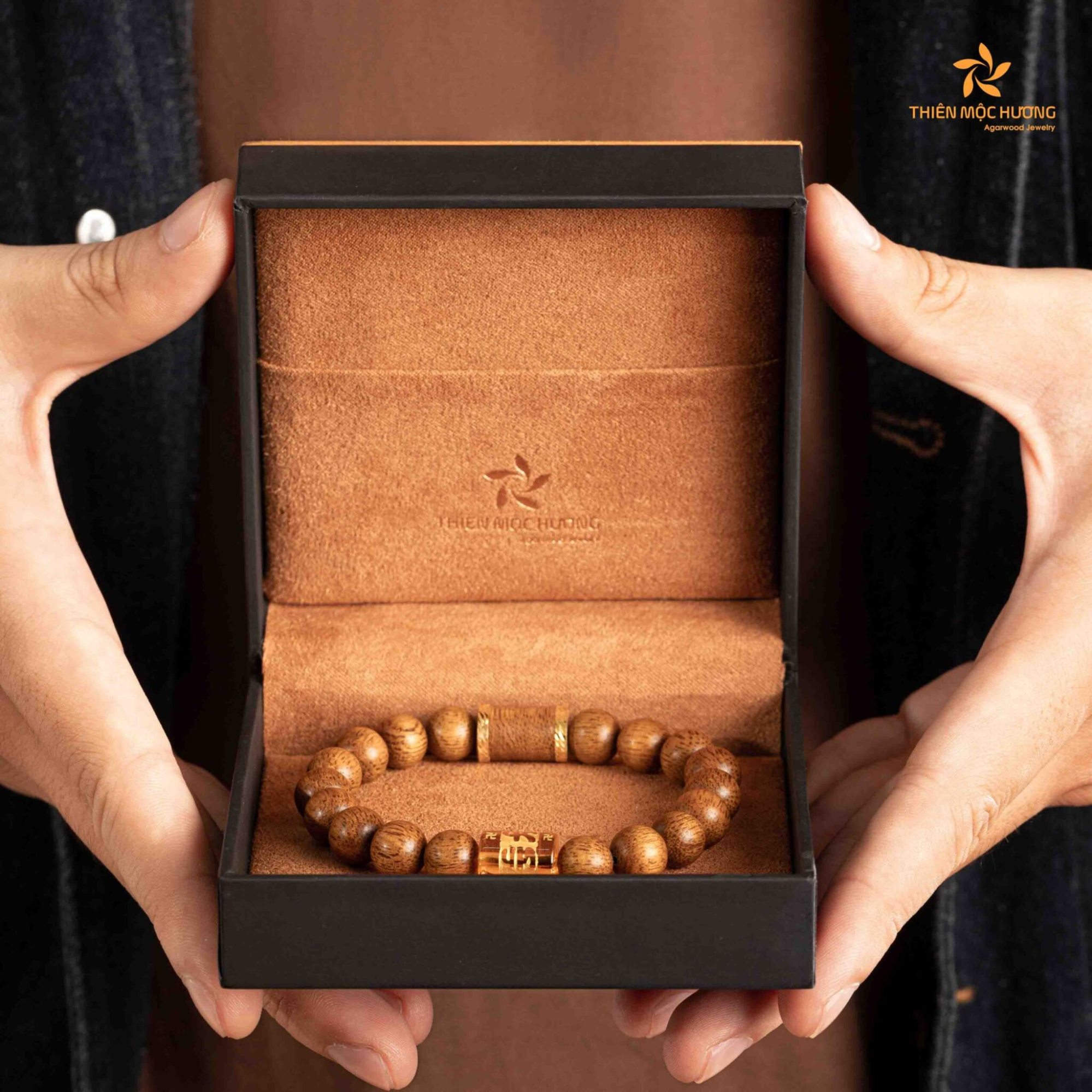 Vòng Trầm Hương Lá Bùa Tây Tạng là mẫu vòng trầm hương cho nam mang vẻ đẹp sang trọng hòa quyện cùng giá trị tâm linh