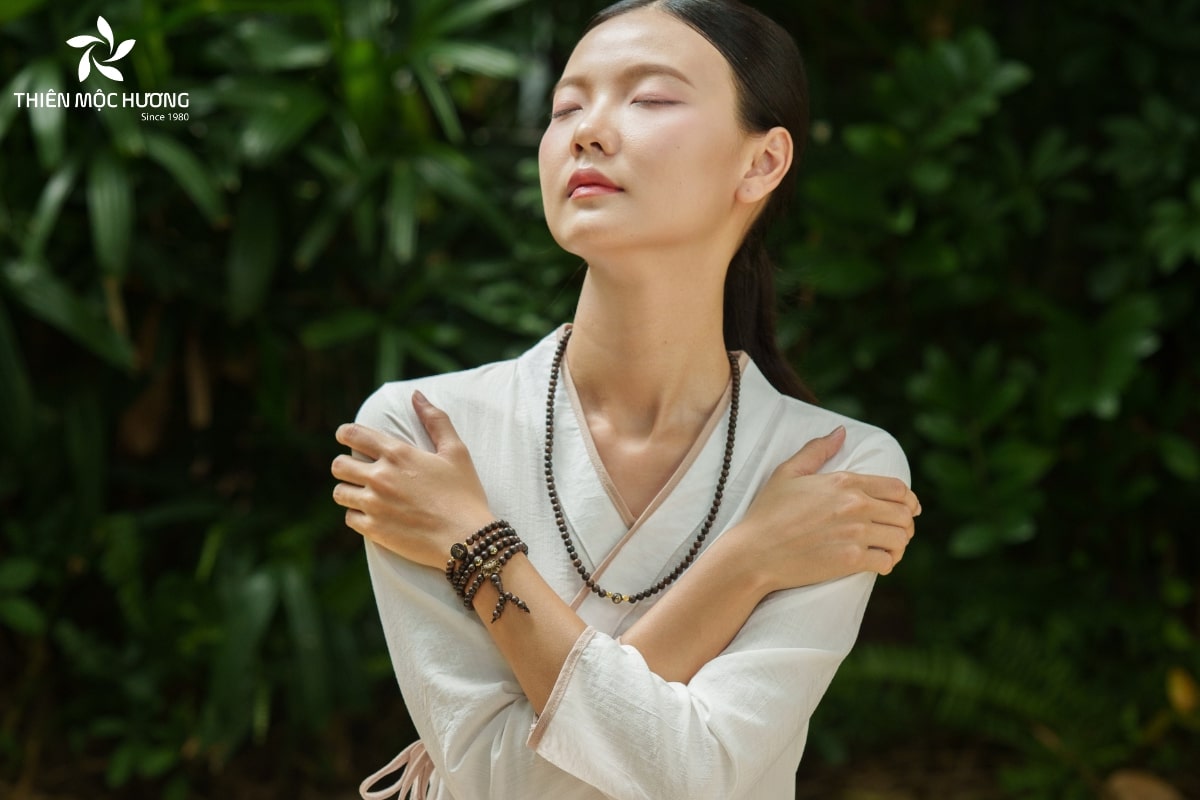 Hương trầm giúp cân bằng cảm xúc, thu hút vận may và hóa giải năng lượng tiêu cực trong cuộc sống hàng ngày