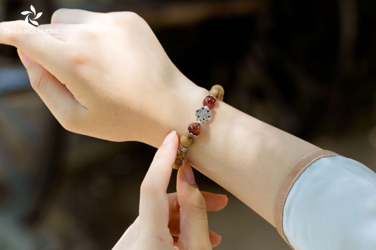 Vòng trầm hương sau một thời gian gắn bó với chủ nhân sẽ dần hình thành mối liên kết năng lượng mang tính cá nhân sâu sắc