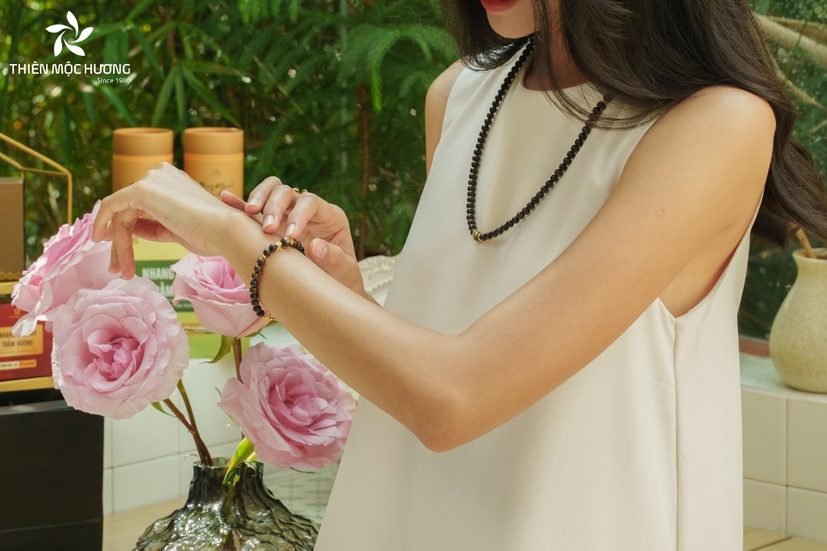 Vòng tay trầm hương nữ Thiên Mộc Hương là món trang sức tinh tế, được chế tác từ trầm hương tự nhiên qua bàn tay nghệ nhân lành nghề