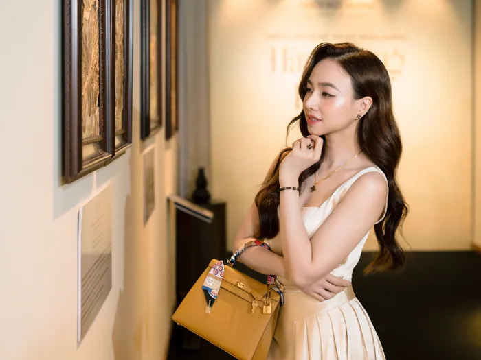Đinh Ngọc Diệp diện trang sức trầm hương Aura Collection tham dự sự kiện Triển Lãm Nghệ Thuật Trầm Hương Hào Quang Di Sản