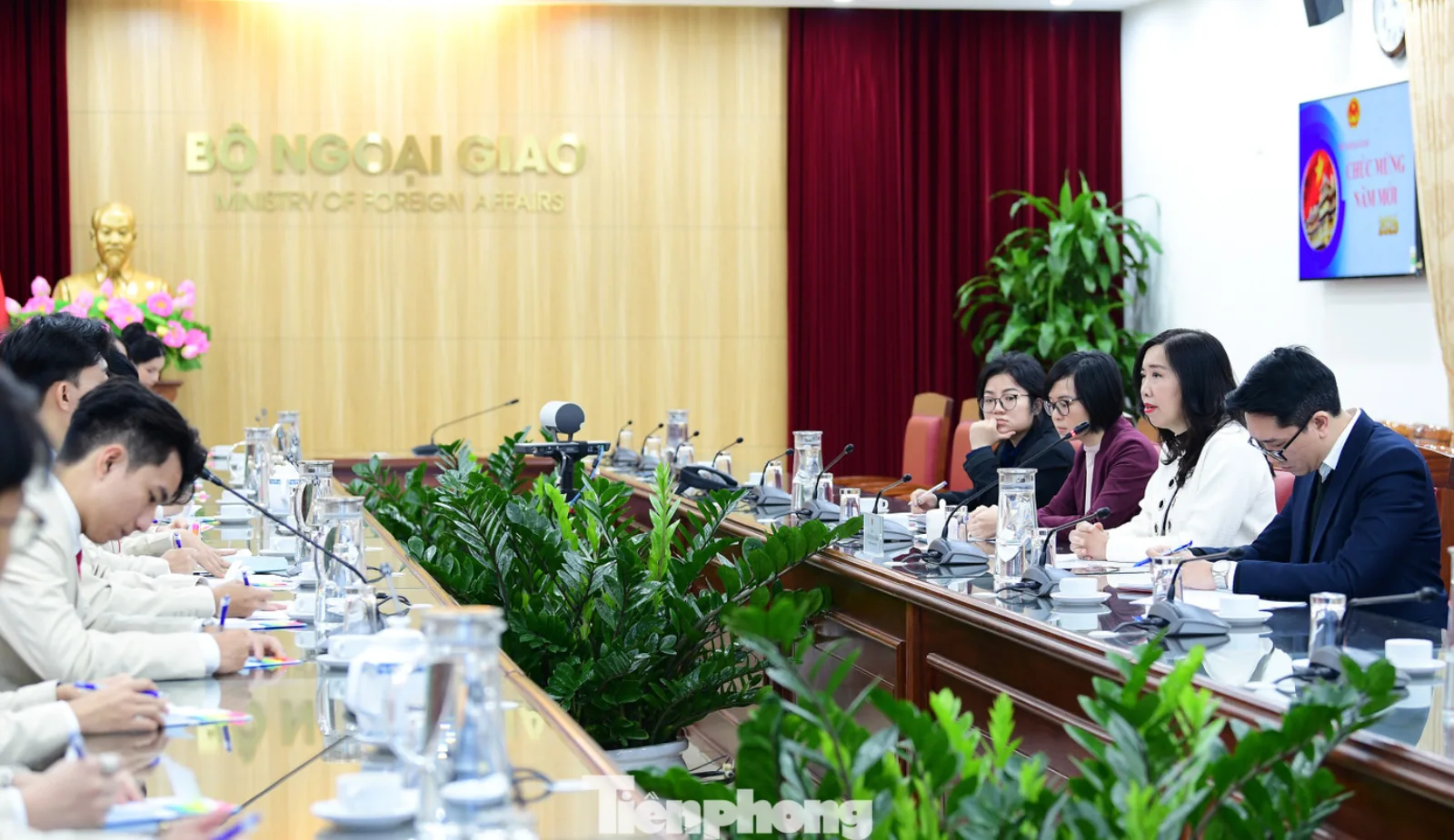 Thứ trưởng Bộ Ngoại giao tiếp đoàn đại biểu Việt Nam tham dự SSEAYP năm 2026.Ảnh: Xuân Tùng