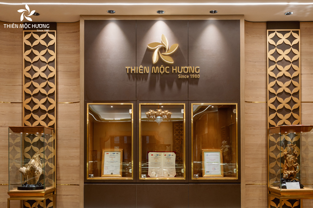 Khách hàng nên ưu tiên những nhà chế tác có tên tuổi như Thiên Mộc Hương để được cam kết về nguồn nguyên liệu, quy trình chế tác và chính sách bảo hành