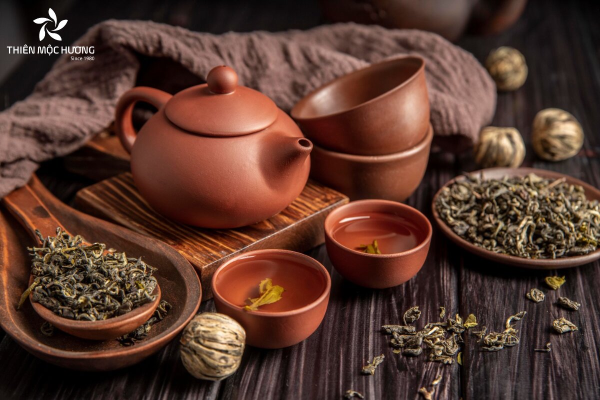 Người bảo quản lá trầm hương cần giữ kín, để nơi khô ráo và kiểm soát nhiệt độ ổn định để duy trì chất lượng và dược tính lâu dài
