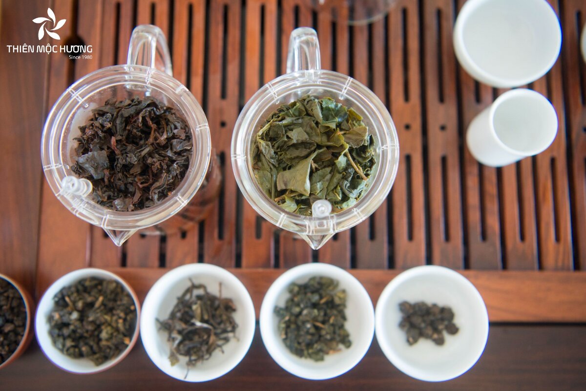 Người xử lý lá cây trầm hương nên phơi dưới nắng nhẹ hoặc sấy ở nhiệt độ thấp để giữ nguyên tinh chất và màu sắc đặc trưng của lá
