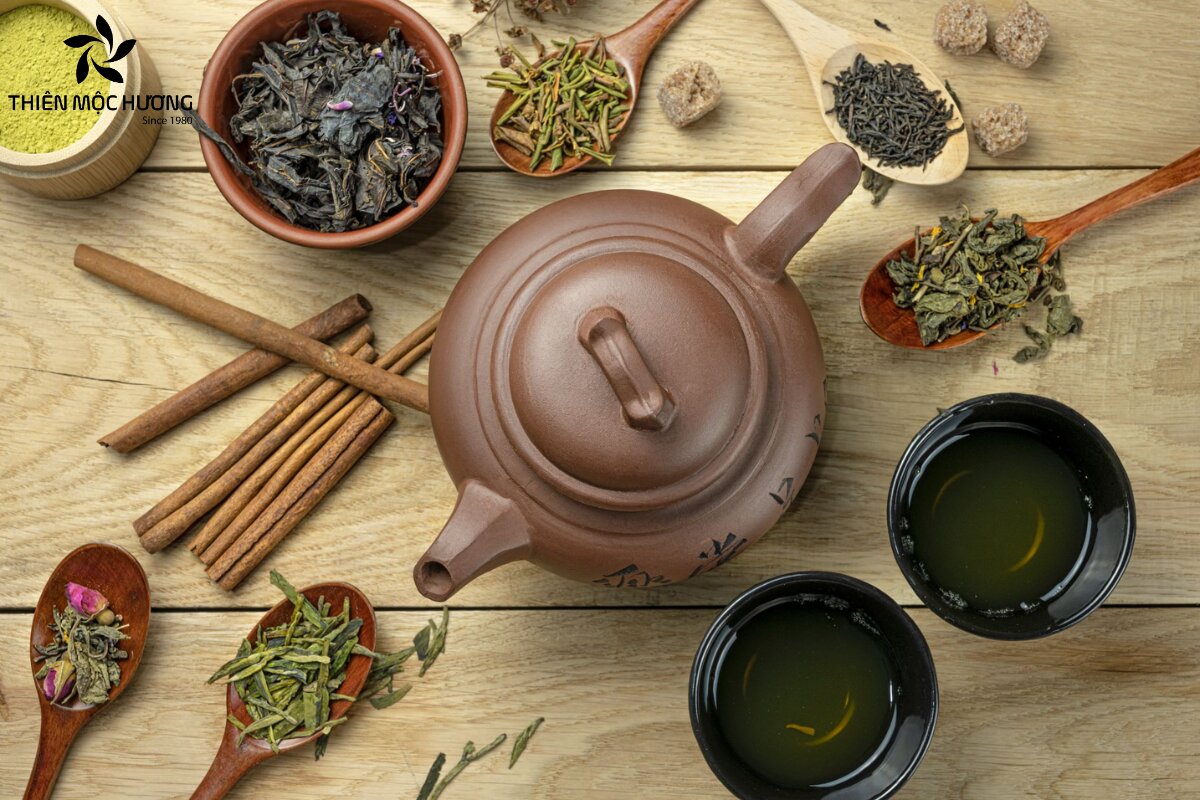Trà trầm được tạo nên từ các mảnh gỗ trầm nhỏ đã qua quá trình chọn lọc kỹ lưỡng