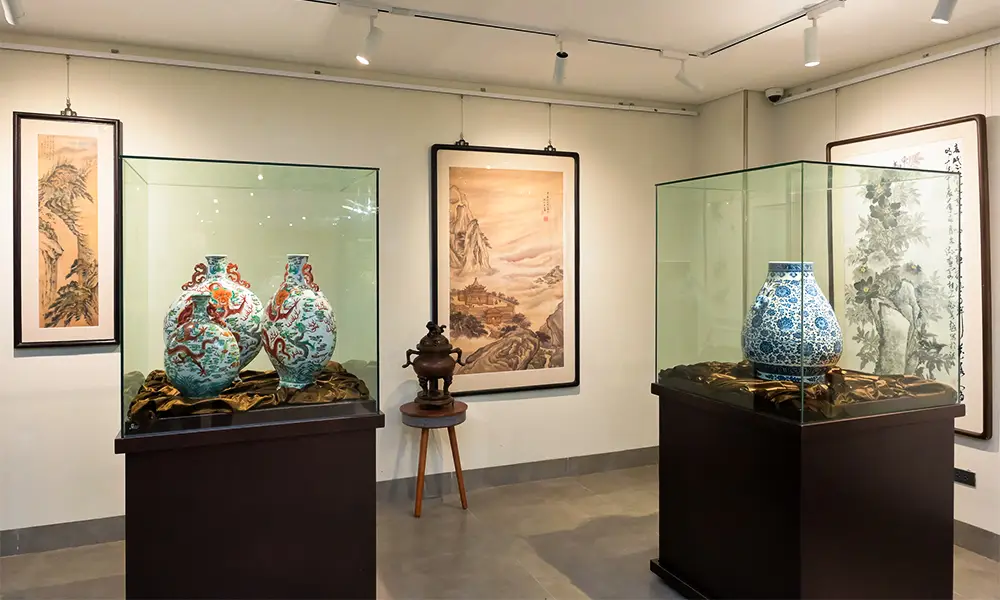 Không gian tại Triển lãm Đất & Lửa - Lê Imperial Collection