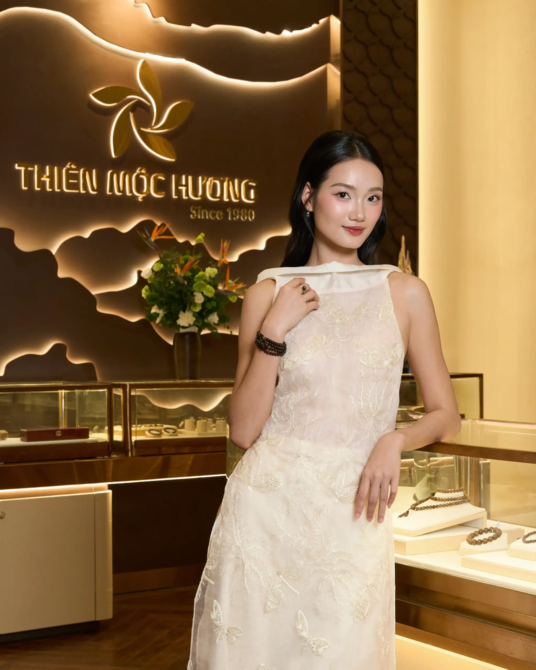 Á hậu Quỳnh Anh tỏa sáng với cùng bộ trang sức Kim Vĩnh Hồng