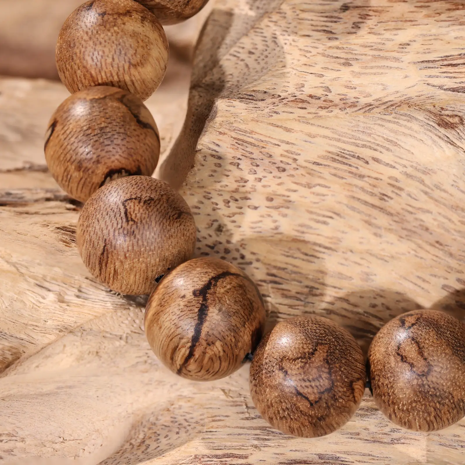 vòng tay trầm hương