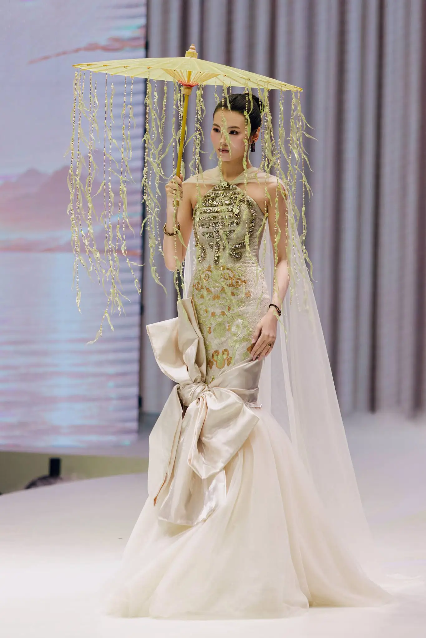 Trang sức Trầm hương tôn vinh vẻ đẹp đầy chất thơ của trang phục và người phụ nữ Việt.