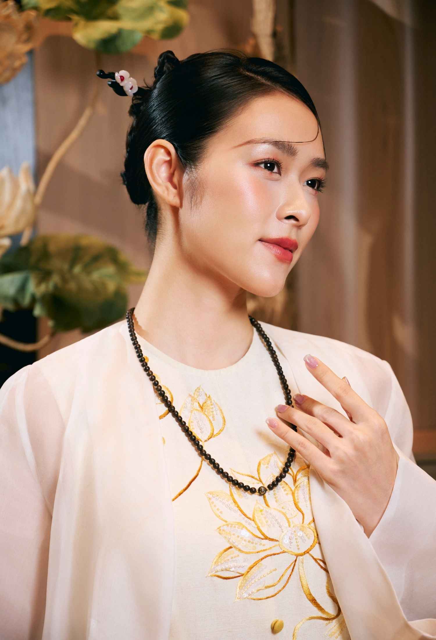 Trầm hương - Chất liệu tôn vinh vẻ đẹp qua năm tháng của người phụ nữ.