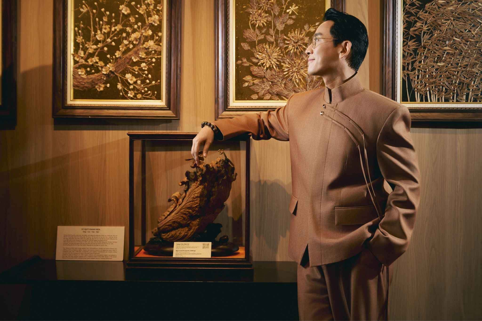 Diễn viên Hứa Vĩ Văn thưởng lãm tranh trầm hương 3D Mosaic và tiểu cảnh bắp cải trầm hương.